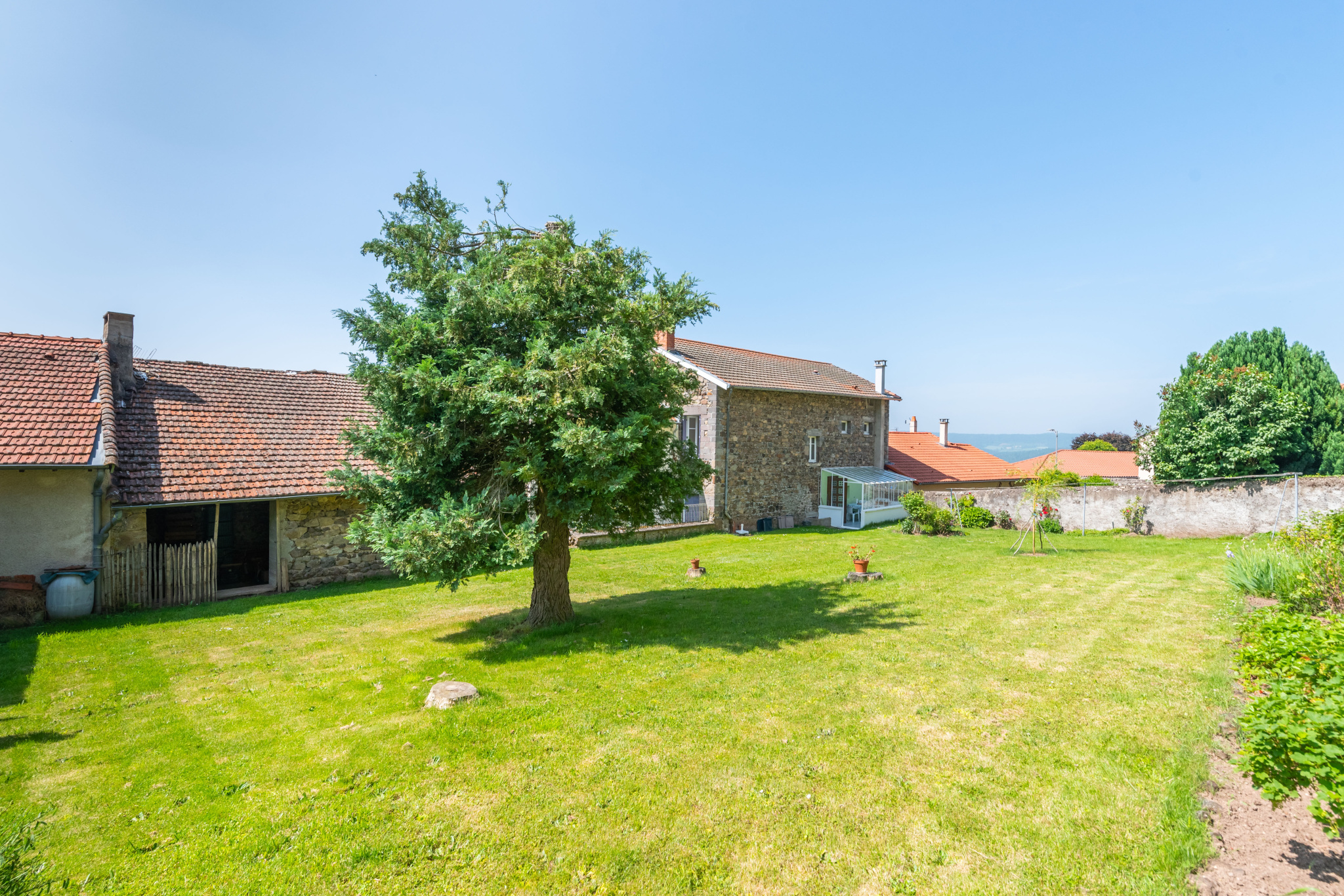 GROS POTENTIEL À ALLÈGRE ! MAISON AVEC JARDIN DE + DE 500 M2 - IDÉALE INVESTISSEURS OU HABITAT PARTAGÉ
