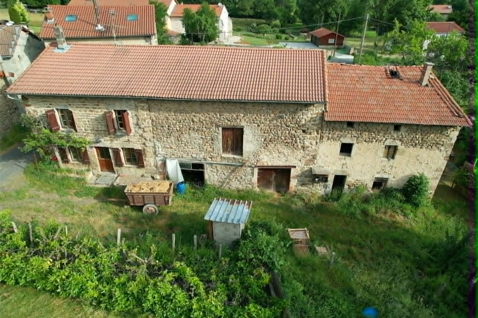 Ancienne ferme en pierre à rénover, située dans un village calme à moins de 5 minutes du centre de Craponne