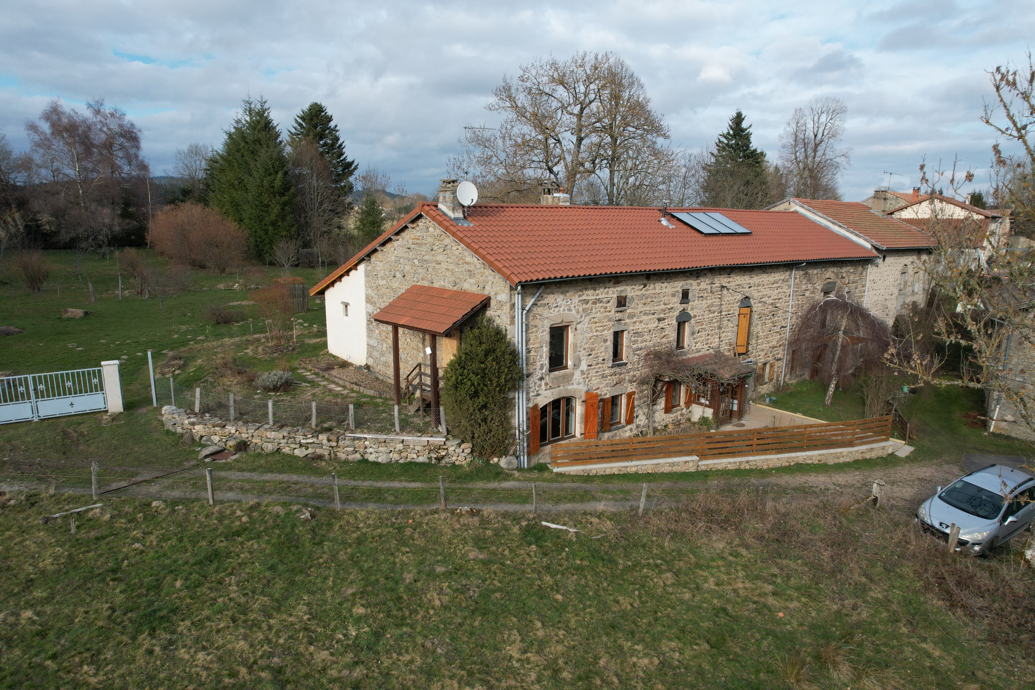 FERME EN PIERRES AVEC DEPENDANCES ET GRAND JARDIN ATTENANT