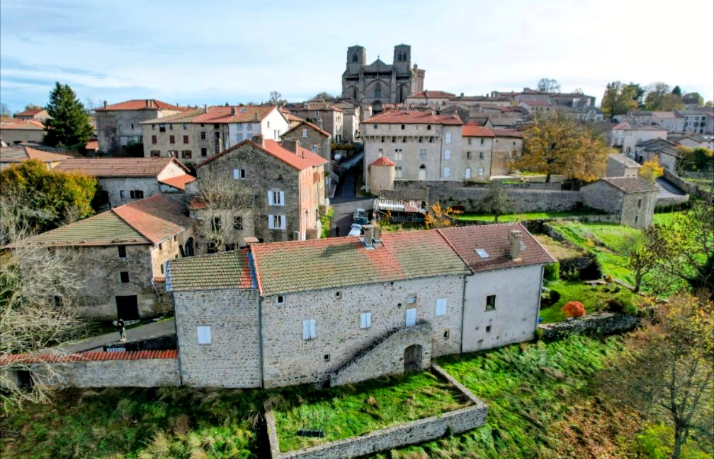 MAISONS EN PIERRES AVEC GRAND TERRAIN