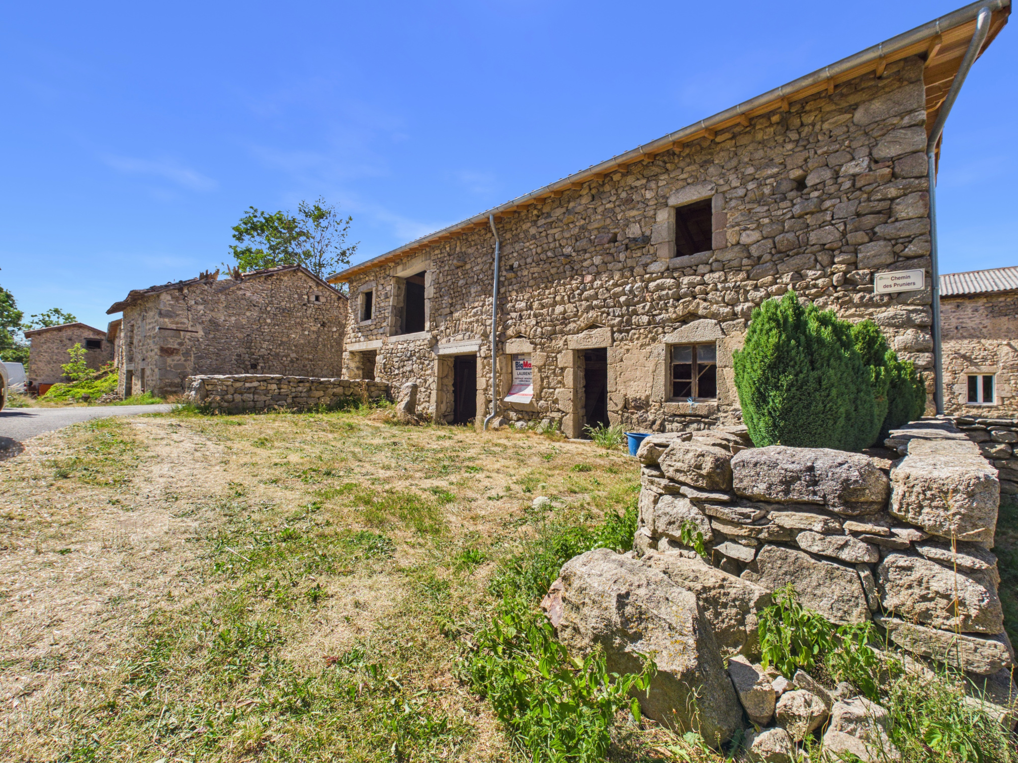 Maison en pierre à rénover   Fort potentiel   Saint-Jean-d'Aubrigoux