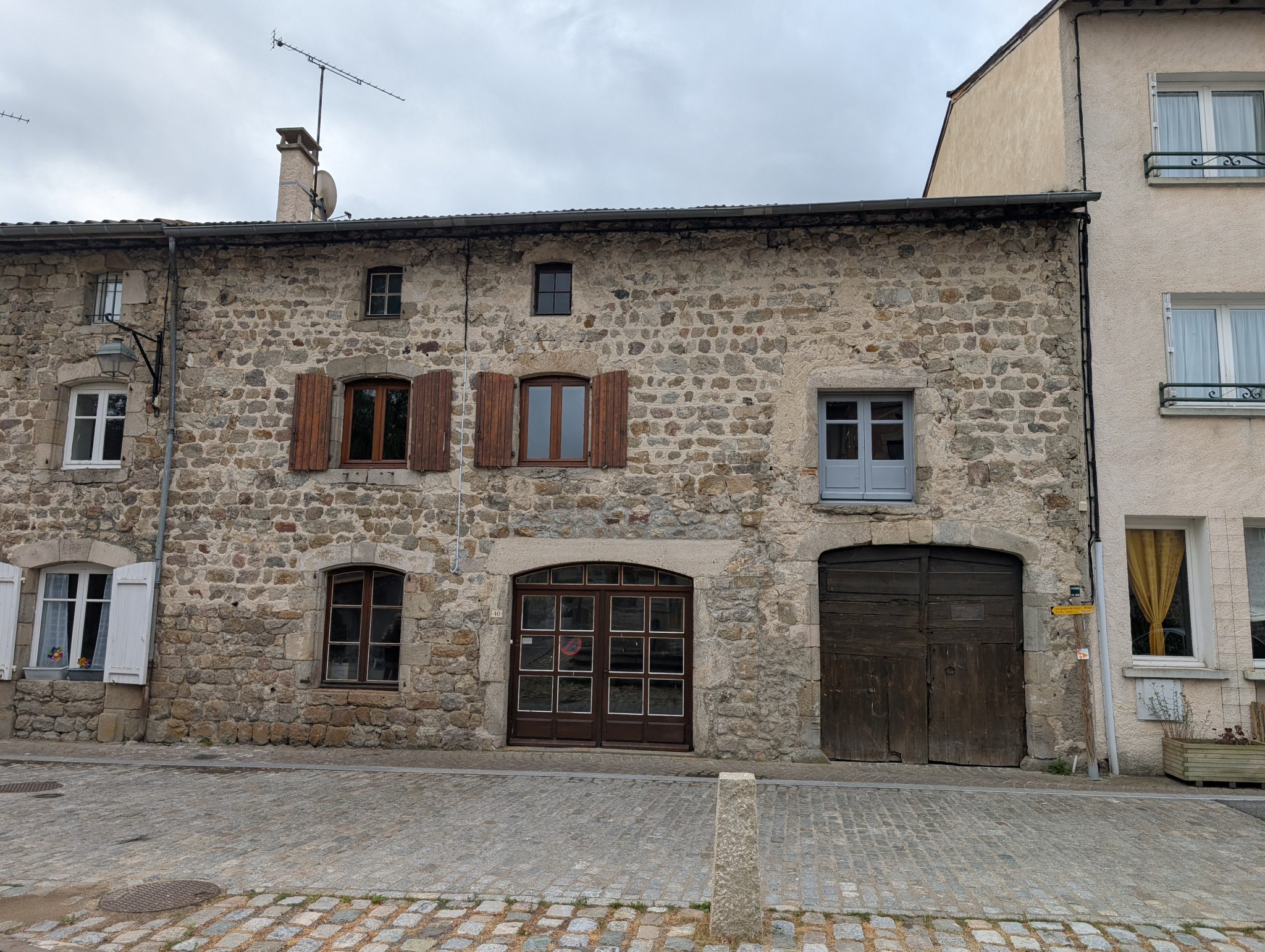 MAISON DE BOURG EN PIERRES AVEC GRAND GARAGE