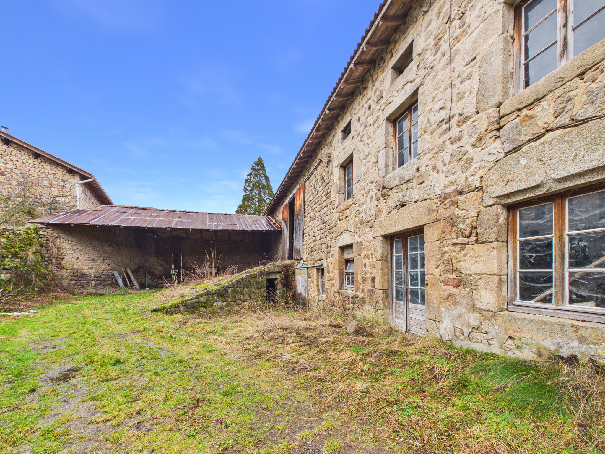 ancienne ferme à rénover dans un village de st pal