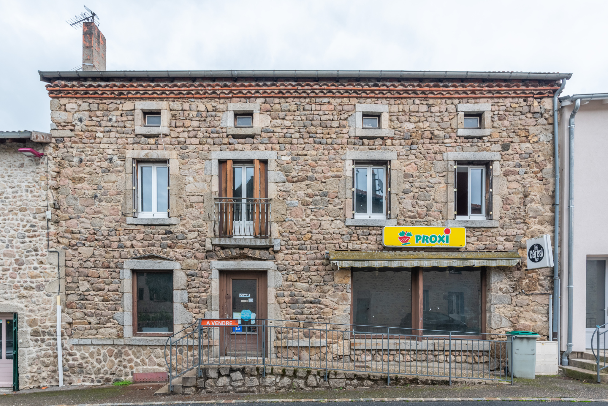 Maison en pierre avec ancien local commercial et jardin
